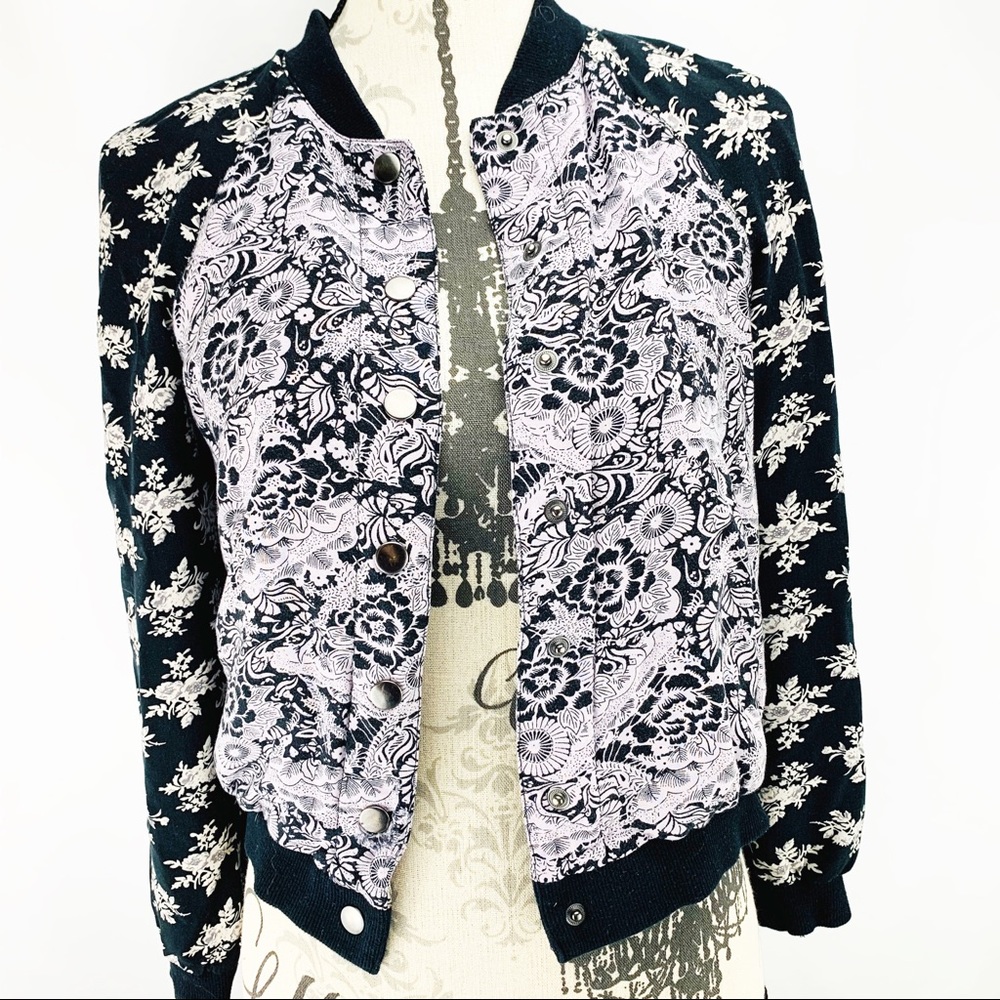FREE PEOPLE Button Up Light Floral black Snap top